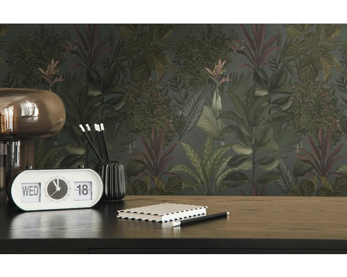 Bureau avec papier peint jungle, bureau, horloge de table et carnet