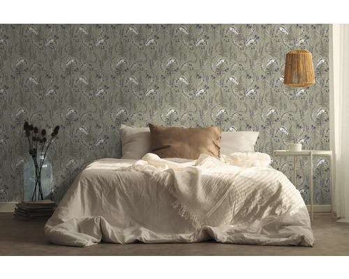 Schlafzimmer mit Bett und Tapete mit Pflanzenmuster