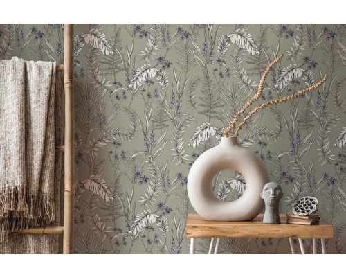 Dekorativer Raum mit einer gemusterten Dschungeltapete, einer Holzleiter und einer Tischdekoration.