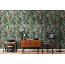 Séjour avec commode, chaise et papier peint jungle