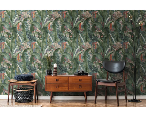 Séjour avec commode, chaise et papier peint jungle