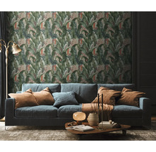 Salon avec canapé et papier peint à motif jungle