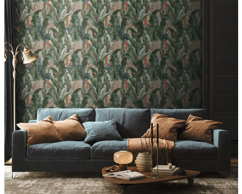 Wohnzimmer mit Sofa und Tapete mit Dschungelmotiv