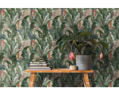 Wandgestaltung mit botanischem Tapetenmuster, das eine tropische Atmosphäre erzeugt
