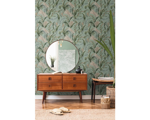 Wohnraum mit botanischer Tapete, Kommode und Spiegel
