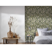 Schlafzimmer mit botanischer Tapete, Holzbett und Dekoration