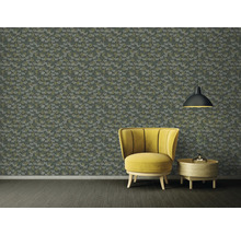 Dekorativer Raum mit floral gemusterter Tapete, Sessel und Lampe