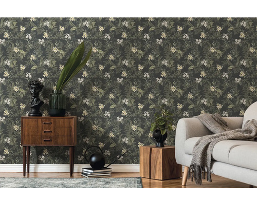 Wohnzimmer mit floraler Tapete, Kommode und Sofa.