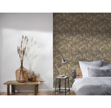 Chambre à coucher avec papier peint à motifs, lit, table et décoration