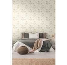Schlafzimmer mit floraler Tapete und Doppelbett.
