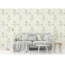 Wohnraum mit floral gemusterter Tapete, Sofa und Beistelltischen