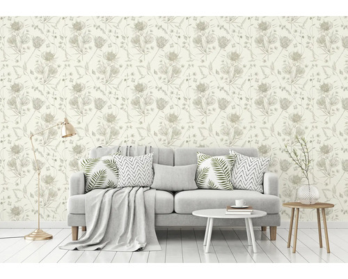 Wohnraum mit floral gemusterter Tapete, Sofa und Beistelltischen