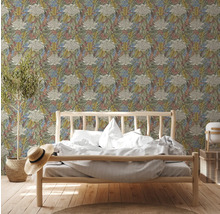 Schlafzimmer mit floral gemusterter Tapete