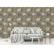 Wohnzimmer mit floral gemusterter Tapete und hellgrauem Sofa