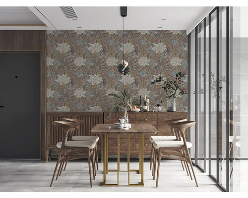 Esszimmer mit Esstisch, Stühlen und floraler Tapete für ein stilvolles Ambiente