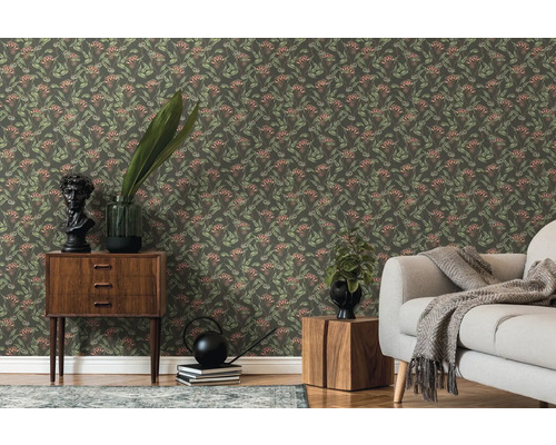 Dekoratives Wohnzimmer mit floral gemusterter Tapete, Kommode und Couch.