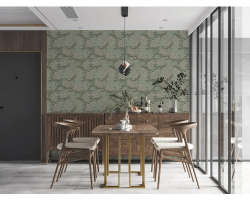 Esszimmer mit Esstisch, Stühlen, Sideboard und floraler Tapete