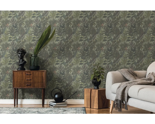 Salon avec papier peint jungle vert, commode et canapé