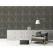Wohnzimmer mit botanischer Tapete, Betonkommode, Sessel und Stehlampe