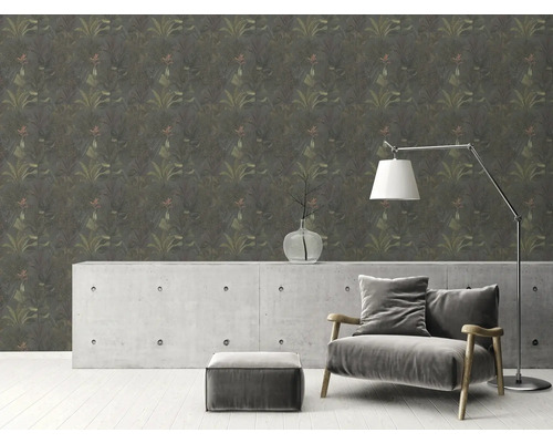 Salon avec papier peint botanique, commode en béton, fauteuil et lampadaire