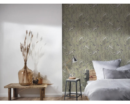 Helles Schlafzimmer mit gemusterter Tapete, Tischlampe, Bett und Dekoration