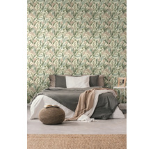 Schlafzimmer mit Bett und Tapete mit Pflanzenmotiven