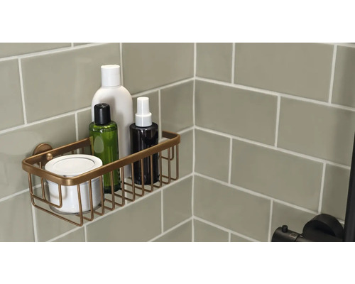 Eckregal mit Pflegeprodukten an gefliester Wand