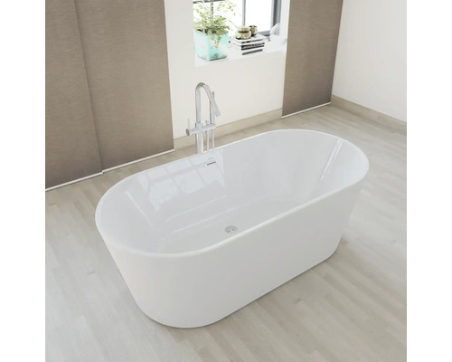 Baignoire îlot avec robinetterie dans une salle de bains lumineuse.