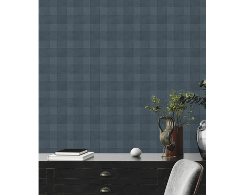 Szene mit blau karierter Tapete an der Wand