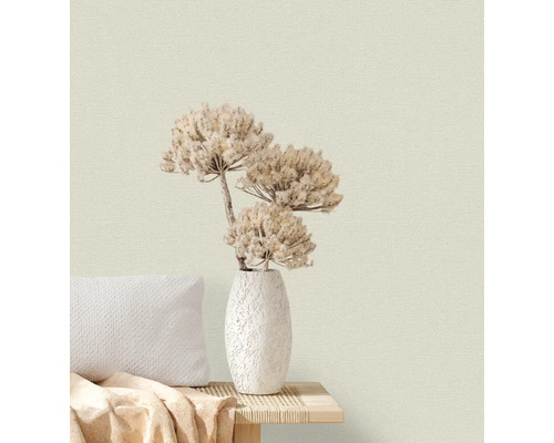 Dekorative Vase mit getrockneten Blumen auf einem Tisch