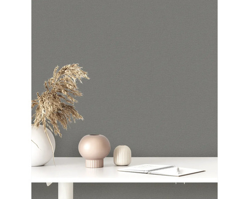 Dekorative Tapete in einem Zimmer mit Vasen und Schreibutensilien auf einem Tisch