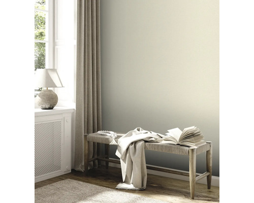 Wohnraumszene mit Bank, Buch und Vorhang