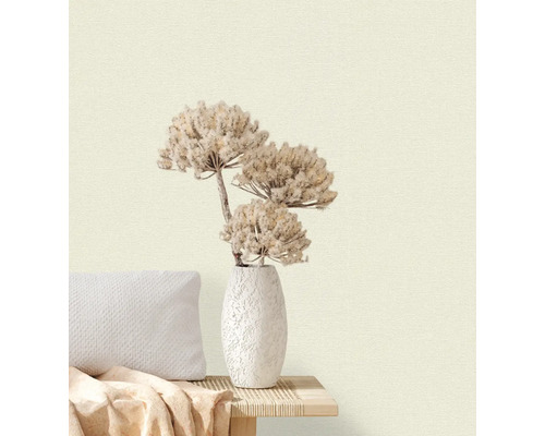 Dekorative Tapete mit floralem Arrangement und Kissen auf einer Bank