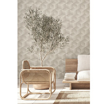 Wohnraum mit geometrischer Tapete, Rattansesseln und Olivenbaum