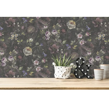 Papier peint floral décoratif avec détails végétaux sur une table en bois
