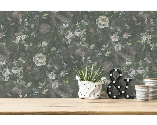 Dekorative Tapete mit Blumenmuster in einem Raum