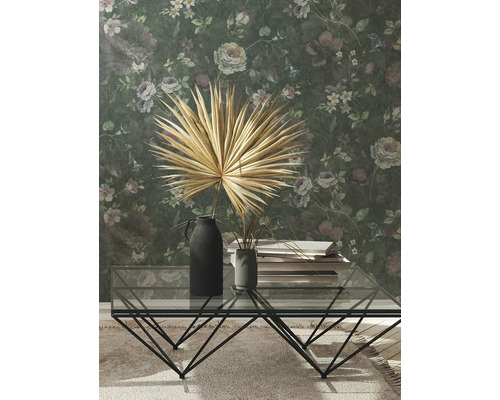 Wohnzimmer mit floraler Tapete, Couchtisch aus Glas und Dekoration