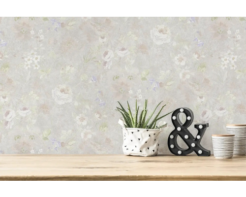Zimmeransicht mit floral gemusterter Tapete, Dekoration und Tisch