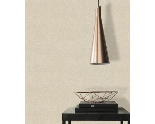 Beige Tapete im Raum mit Lampe und Dekoration auf einem Tisch