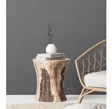 Scène décorative avec tabouret en bois, livres et fauteuil en rotin