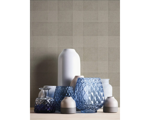 Dekorative Vasen in verschiedenen Formen und Materialien vor einer gemusterten Tapete.