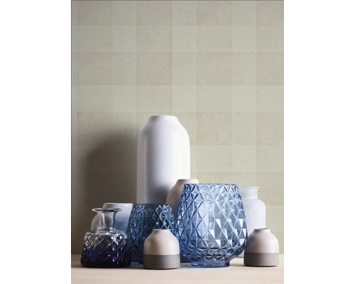 Dekorative Vasen aus Glas und Keramik vor einer beigen Tapete mit Karomuster.