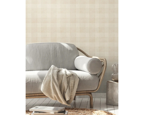 Wohnszene mit gemusterter Tapete, Sofa und Dekoration