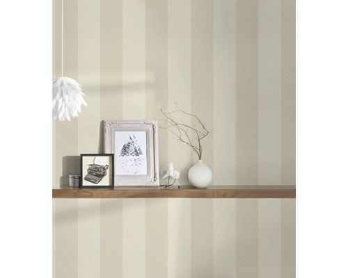 Raumansicht mit gestreifter Tapete und Dekoration auf einem Holzregal