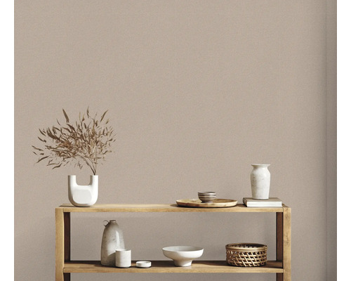 Objets décoratifs sur une étagère en bois devant un mur