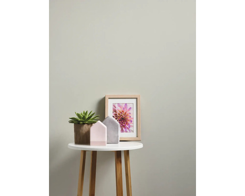 Dekoration mit Sukkulente im Topf, zwei Dekohäusern und einem Bild auf einem Beistelltisch