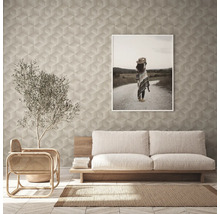 Wohnzimmer mit geometrischer Tapete, Sofa und gerahmtem Bild