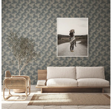 Wohnzimmer mit geometrischer Tapete, Sofa und gerahmtem Bild