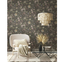 Espace de vie décoratif avec papier peint floral, fauteuil et table basse