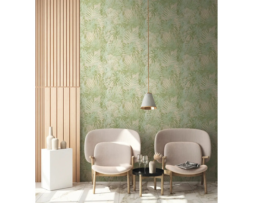 Dekoratives Zimmer mit Blattmuster-Tapete, Sesseln und Hängelampe.